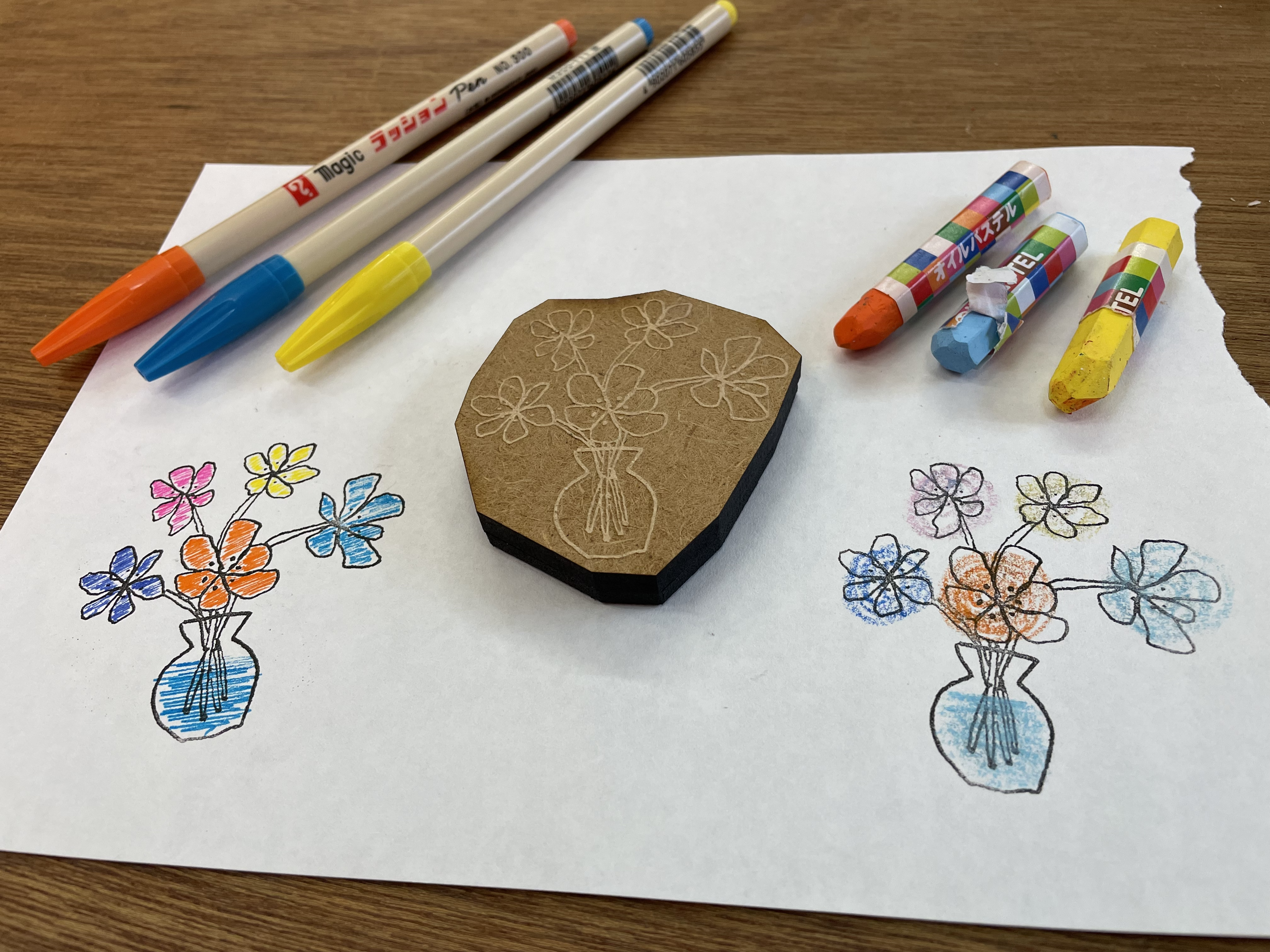 作ったハンコに色塗りをしている様子