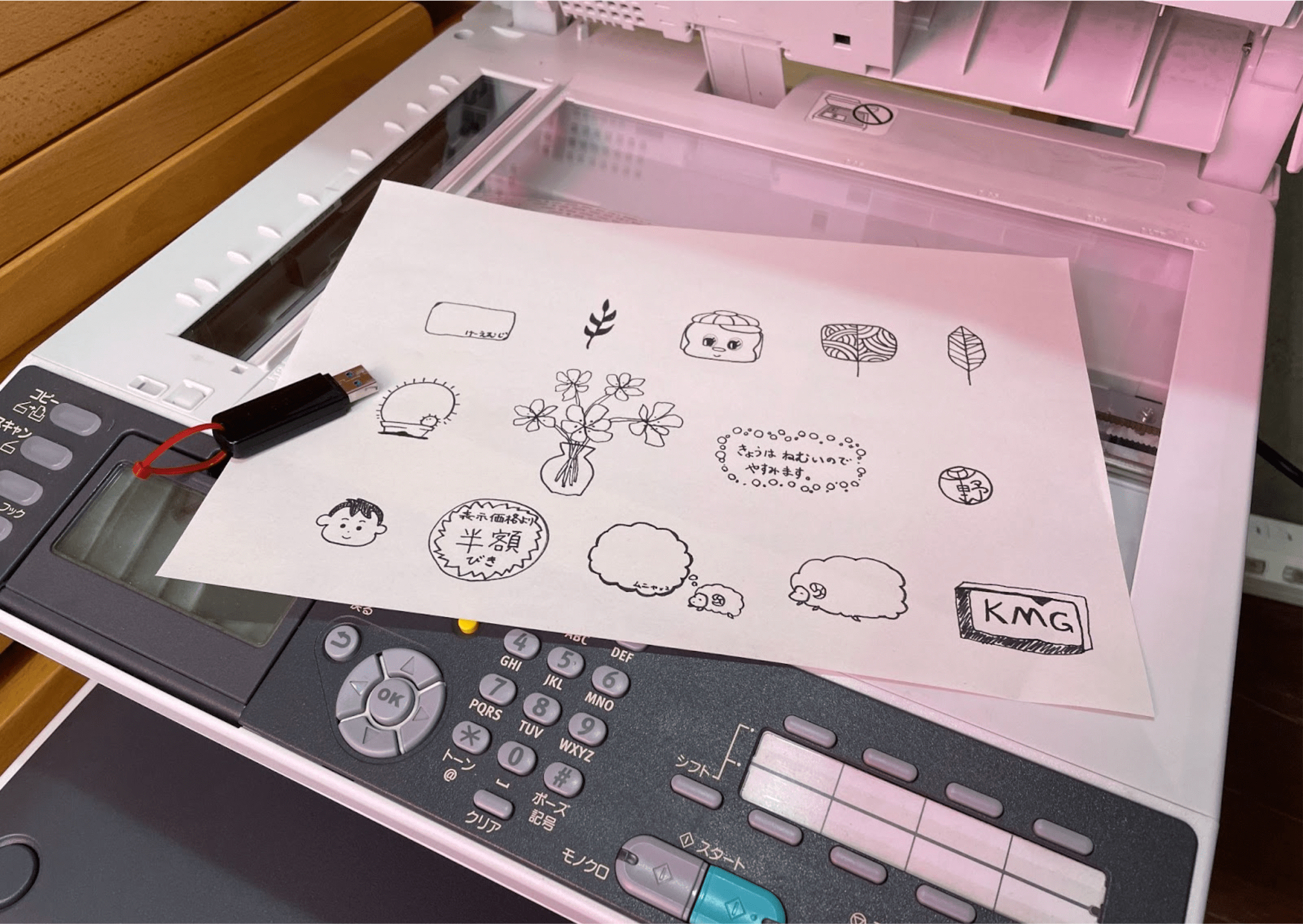 手書きのイラストをスキャンしている