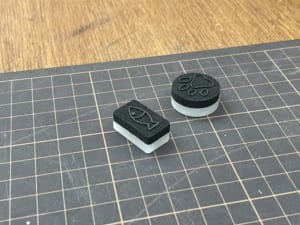 カットしたゴムに、白いアクリルをつけて持ちやすくする